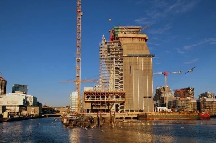 Arbeidene med råbygget er inne i en intensiv sluttspurt, og i løpet av noen uker vil det 60 meter høye betongbygget kunne bøye seg i en aller første hilsen til hele Oslo by. Foto: Kultur- og idrettsbygg Oslo KF